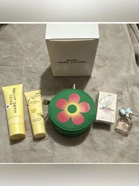Marc Jacobs Green Floral Round Coin Pouch 4 piece Set,Brand New in box 💚💛🩷